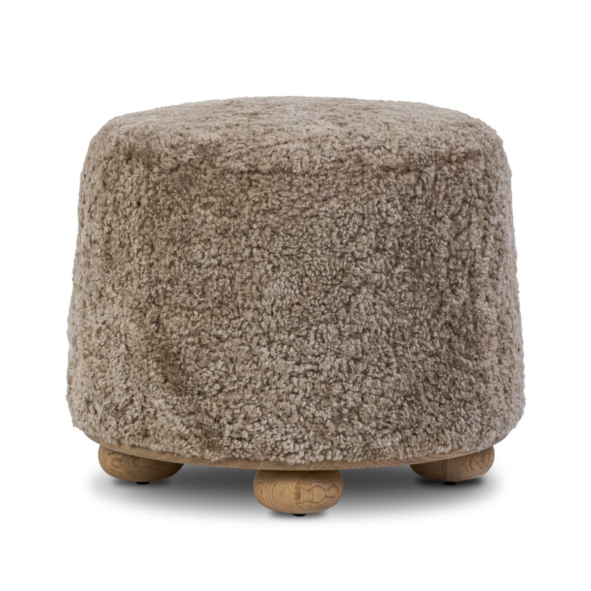 Pouf Bilbury de Four Hands en peau de mouton retournée taupe