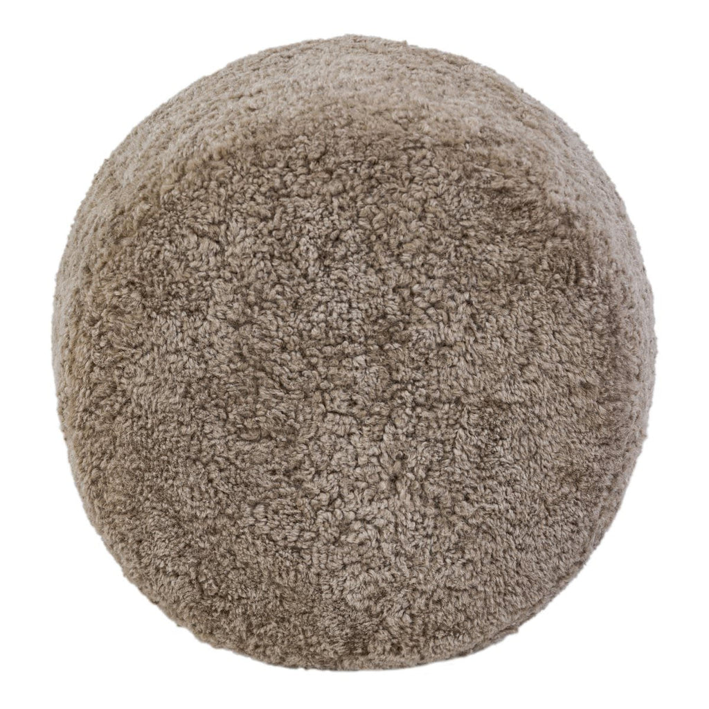 Pouf Bilbury de Four Hands en peau de mouton retournée taupe