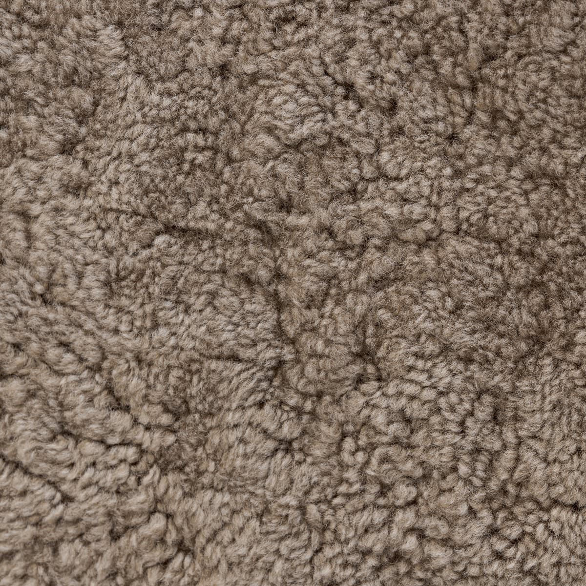 Pouf ovale Four Hands Bilbury en peau de mouton retournée taupe