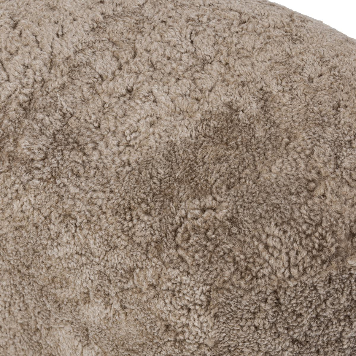 Pouf ovale Four Hands Bilbury en peau de mouton retournée taupe