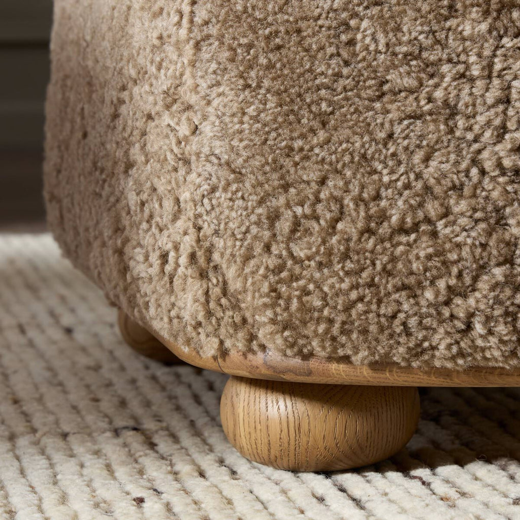 Pouf ovale Four Hands Bilbury en peau de mouton retournée taupe