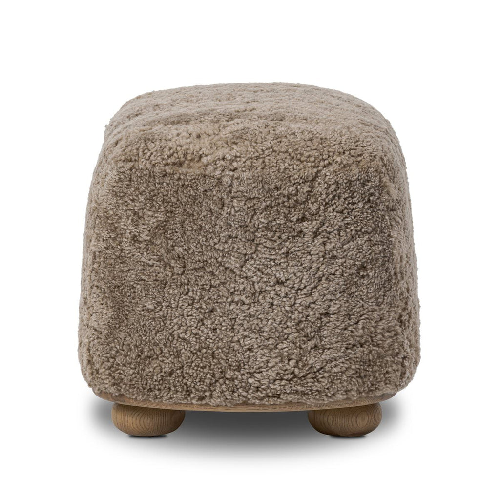 Pouf ovale Four Hands Bilbury en peau de mouton retournée taupe