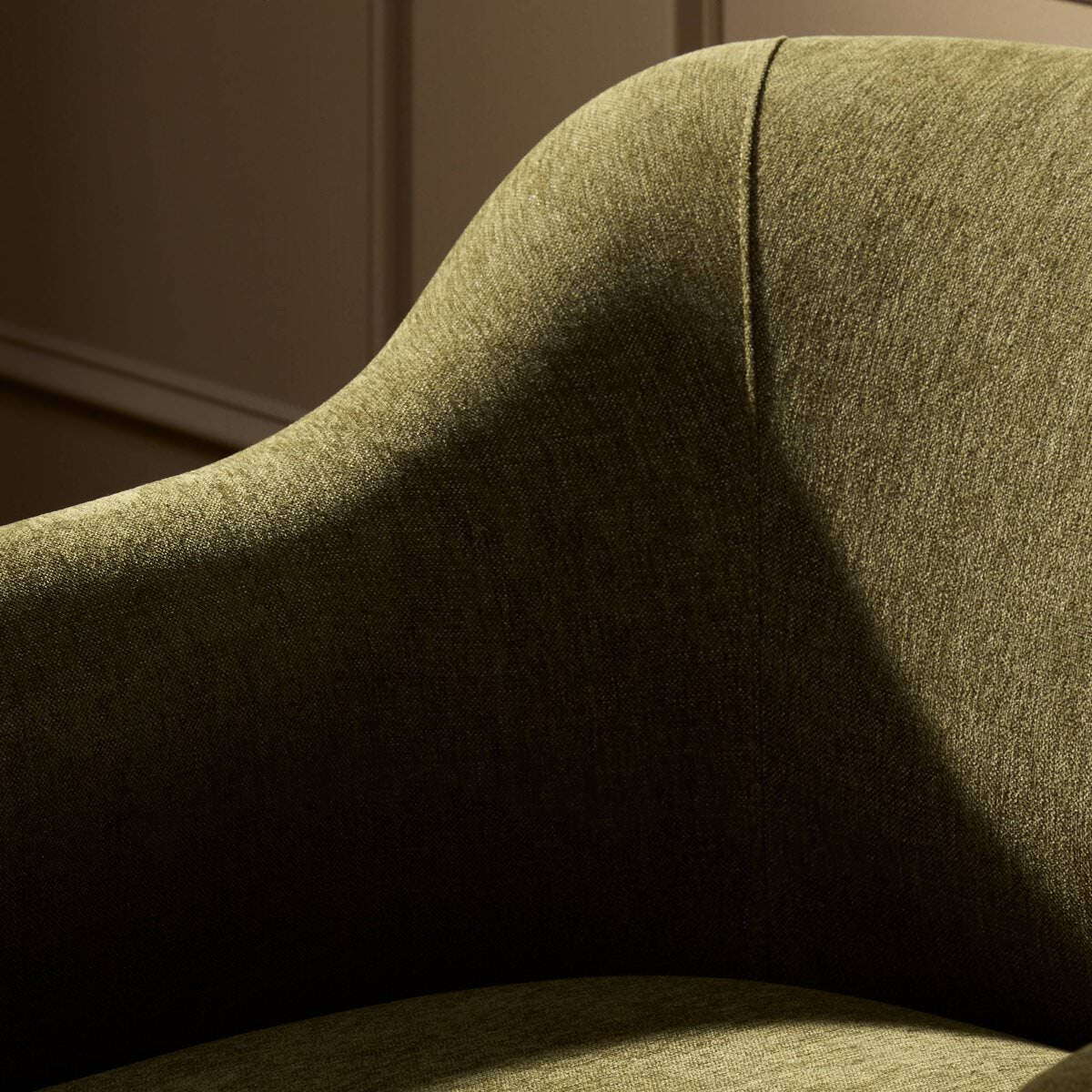 Fauteuil Colston Four Hands couleur Sutton Olive 