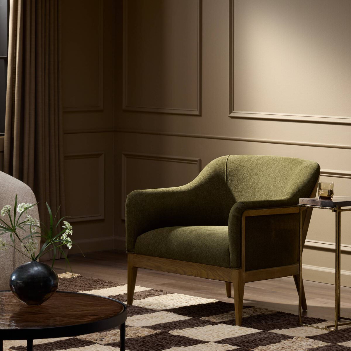 Fauteuil Colston Four Hands couleur Sutton Olive 