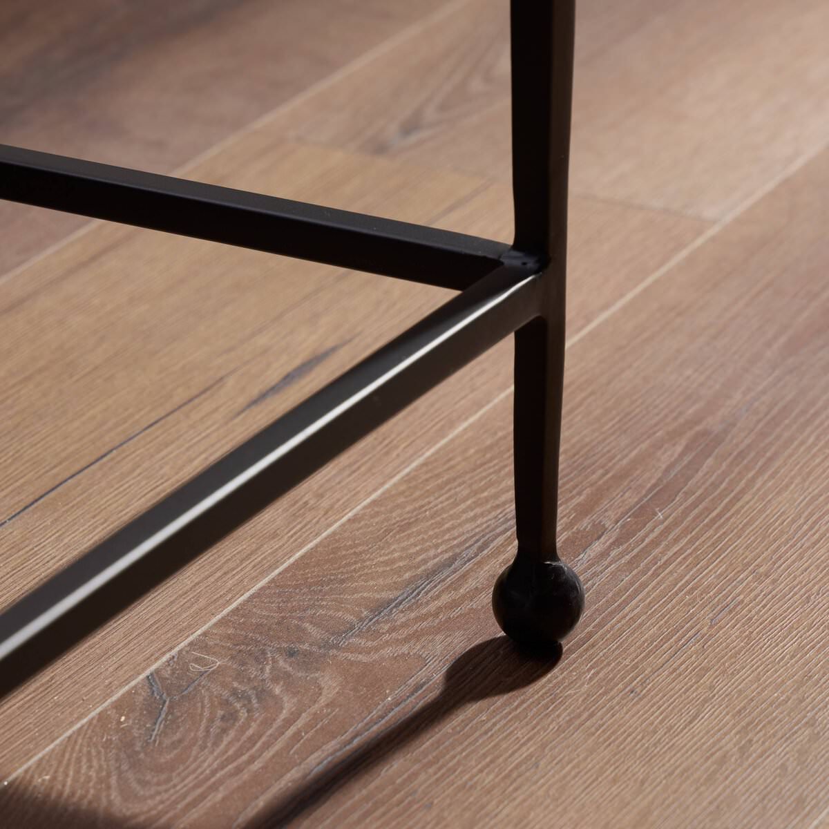 Console en verre moulé Dalston de Four Hands, finition verre moulé noir fumé