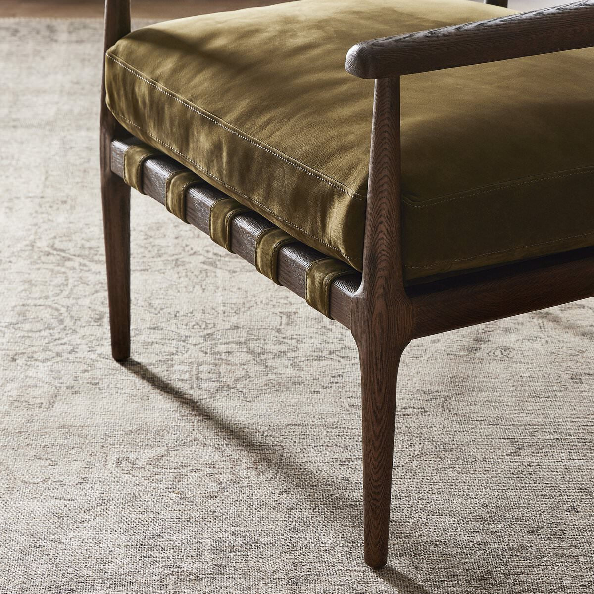 Fauteuil Dane Four Hands en nubuck mousse Cottswald