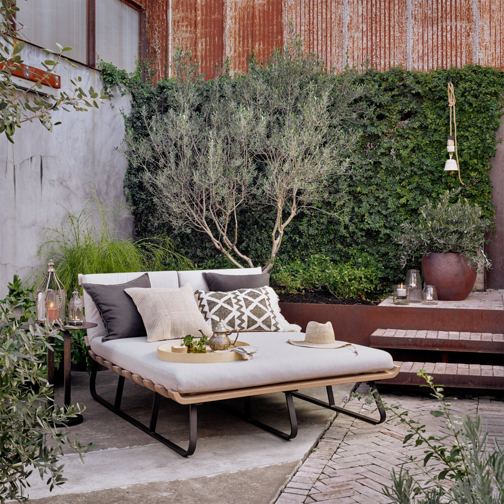 Table d'appoint Douglas Four Hands en finition rouille antique