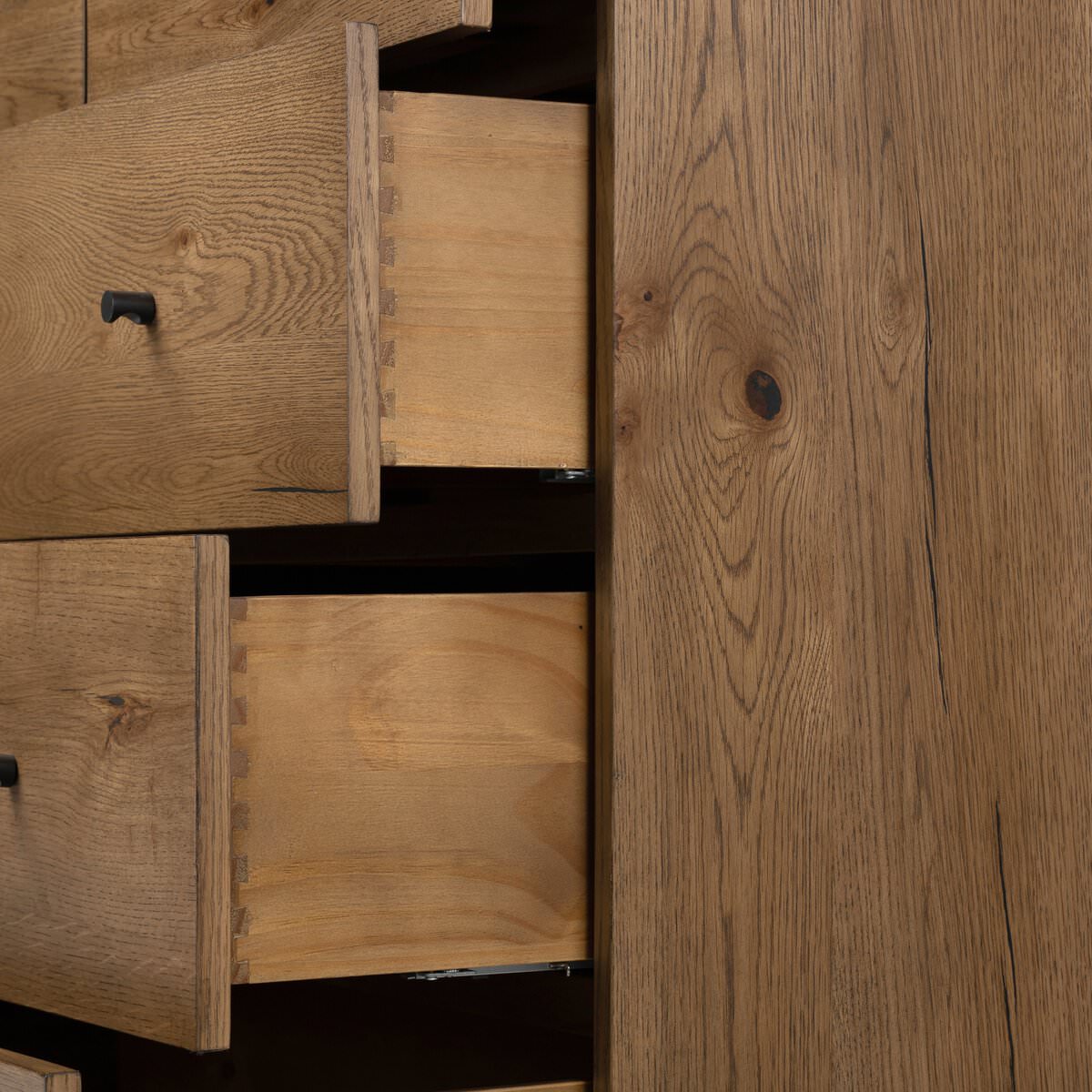 Commode Four Hands Eaton à 5 tiroirs en résine chêne ambré