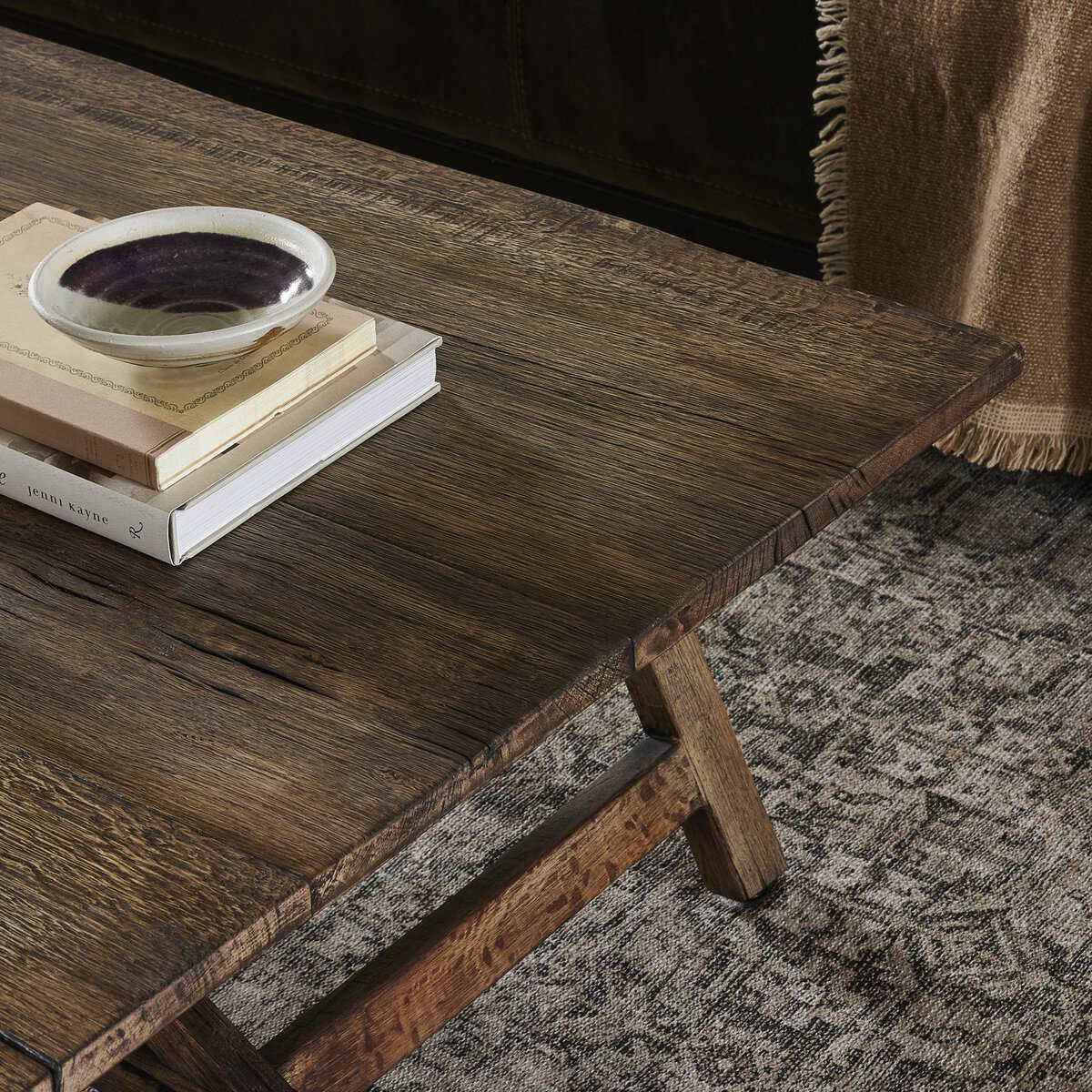 Table basse Four Hands Elio petit modèle en chêne blanchi brûlé