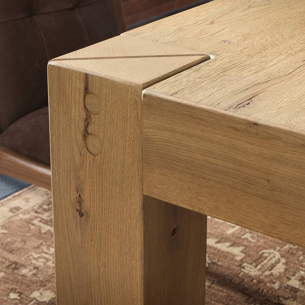 Table de salle à manger Four Hands Emmer en chêne fumé vieilli