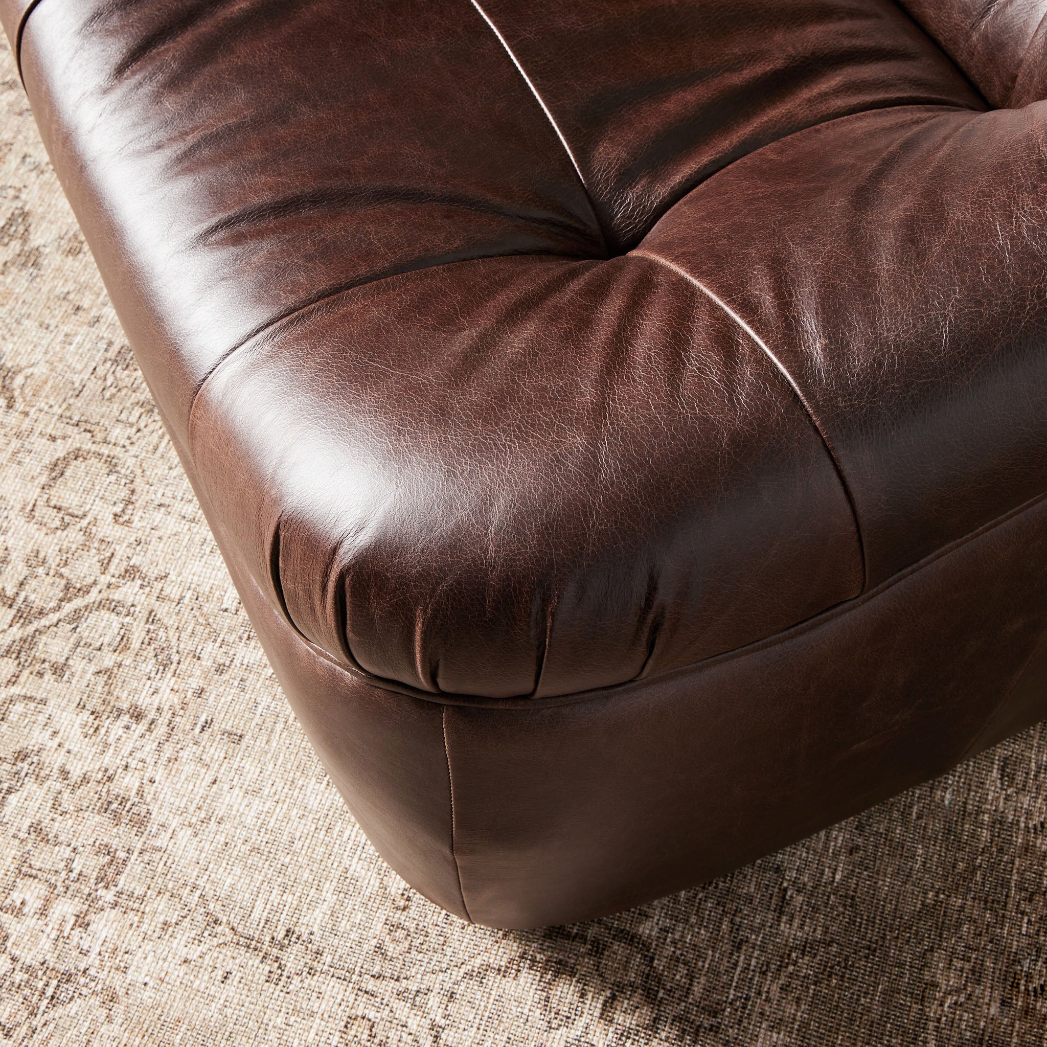 Fauteuil pivotant Four Hands Farley couleur Conroe Cigar