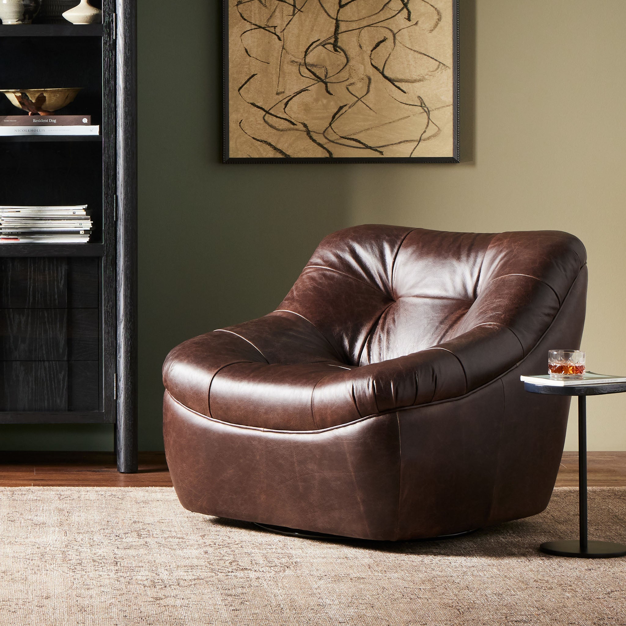 Fauteuil pivotant Four Hands Farley couleur Conroe Cigar
