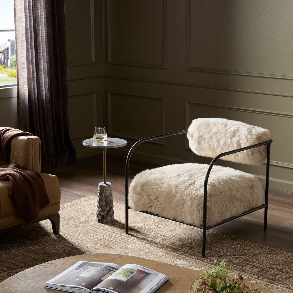 Fauteuil Fenn Four Hands en fourrure mongole champagne