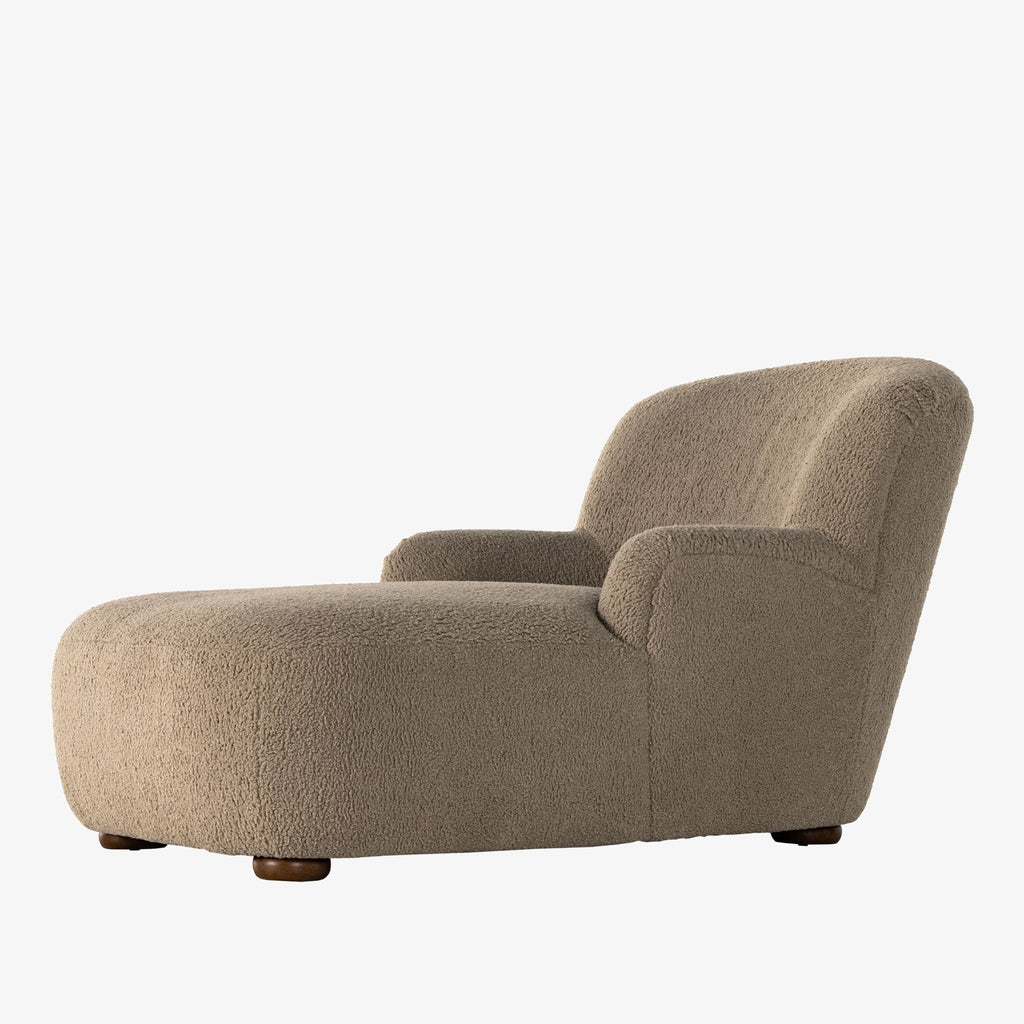 Chaise longue Four Hands Kadon en peau de mouton camel