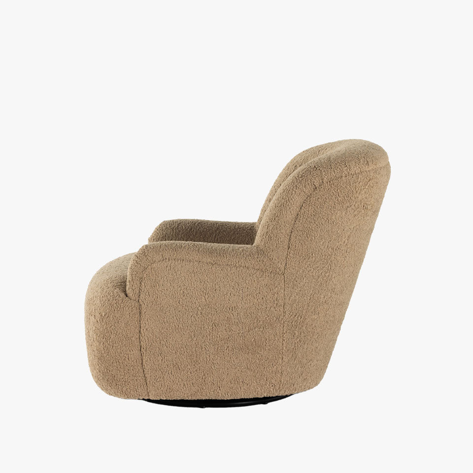 Fauteuil pivotant Four Hands Kadon en peau de mouton camel