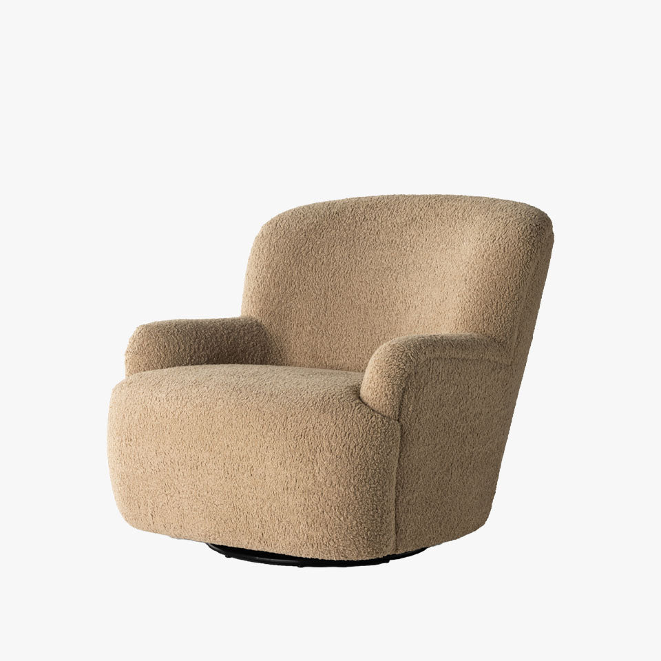 Fauteuil pivotant Four Hands Kadon en peau de mouton camel