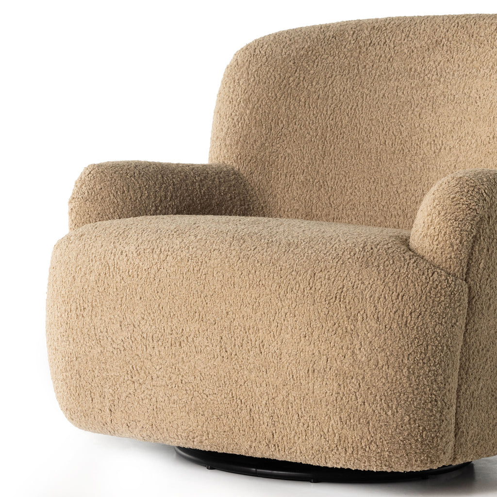 Fauteuil pivotant Four Hands Kadon en peau de mouton camel