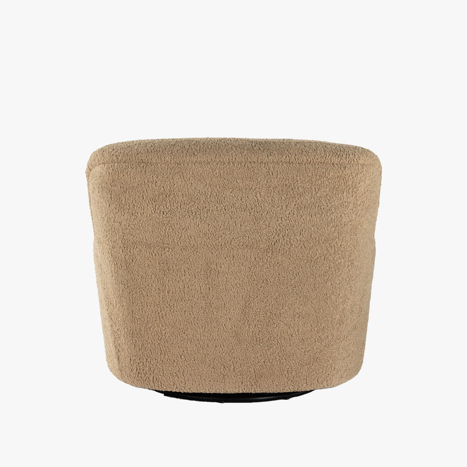 Fauteuil pivotant Four Hands Kadon en peau de mouton camel