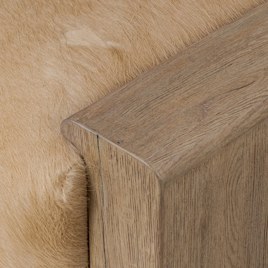 Banc d'appoint Four Hands Knox en cuir clair à poils longs