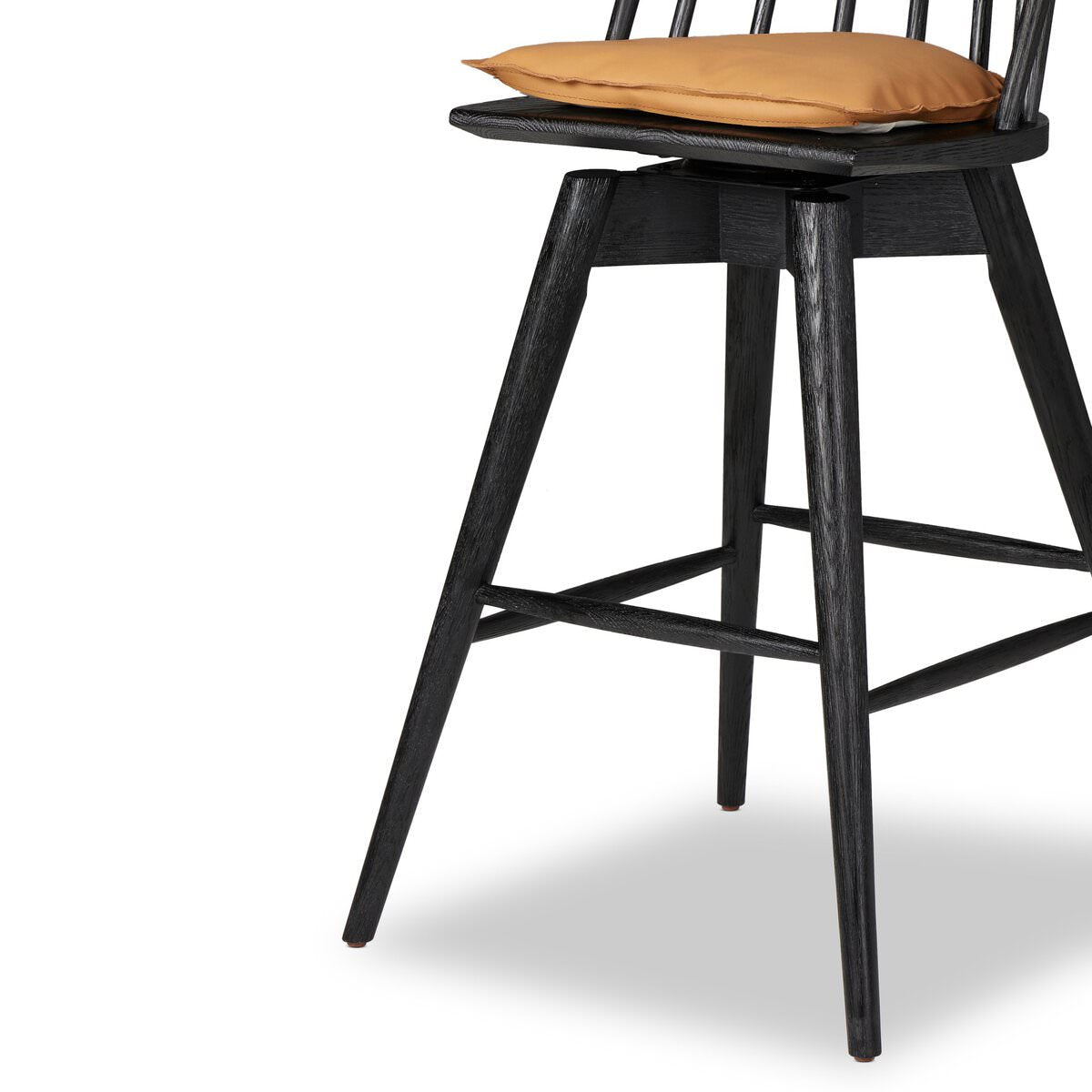 Tabouret de bar pivotant Lewis de Four Hands avec coussin en forme de selle de whisky