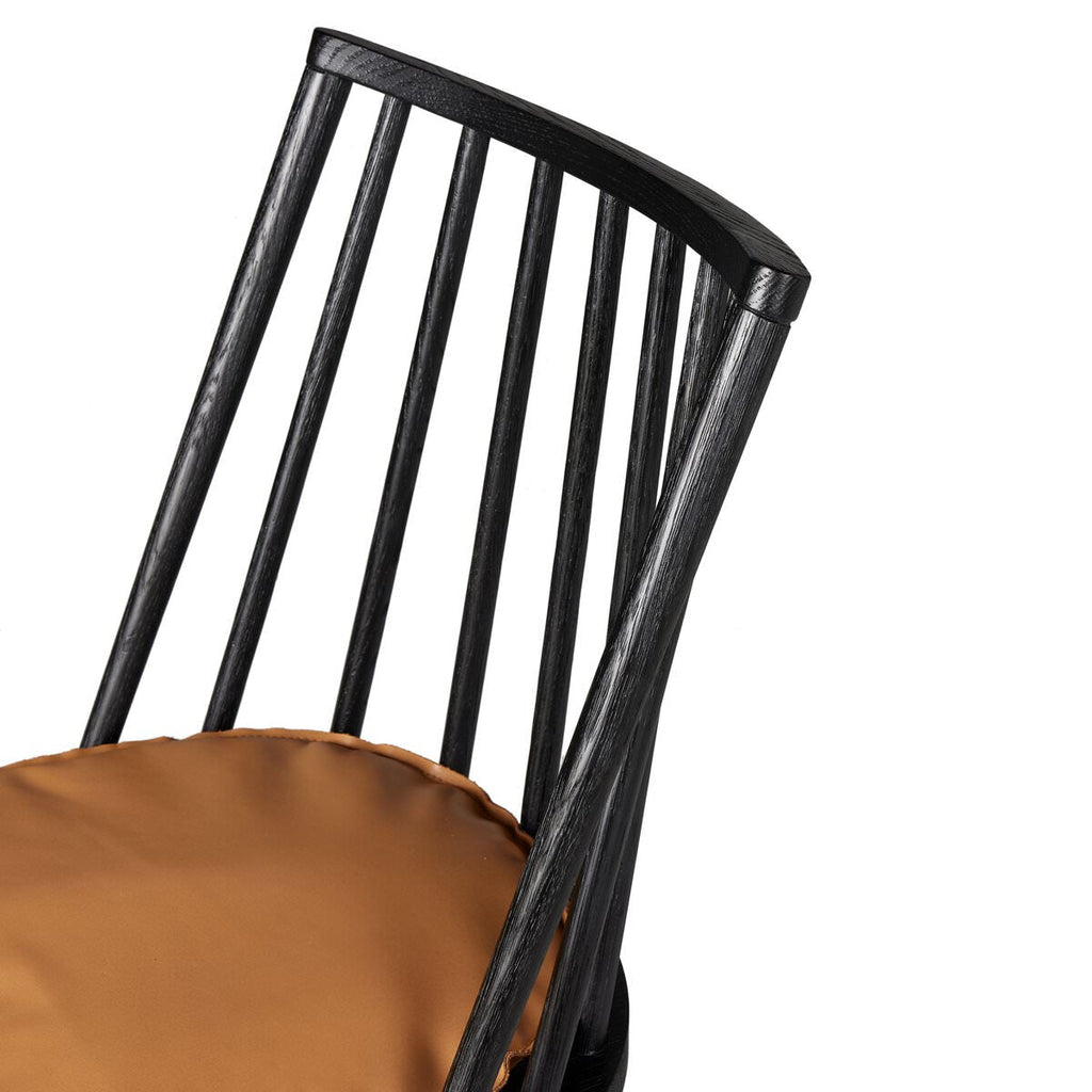 Tabouret de bar pivotant Lewis de Four Hands avec coussin en forme de selle de whisky