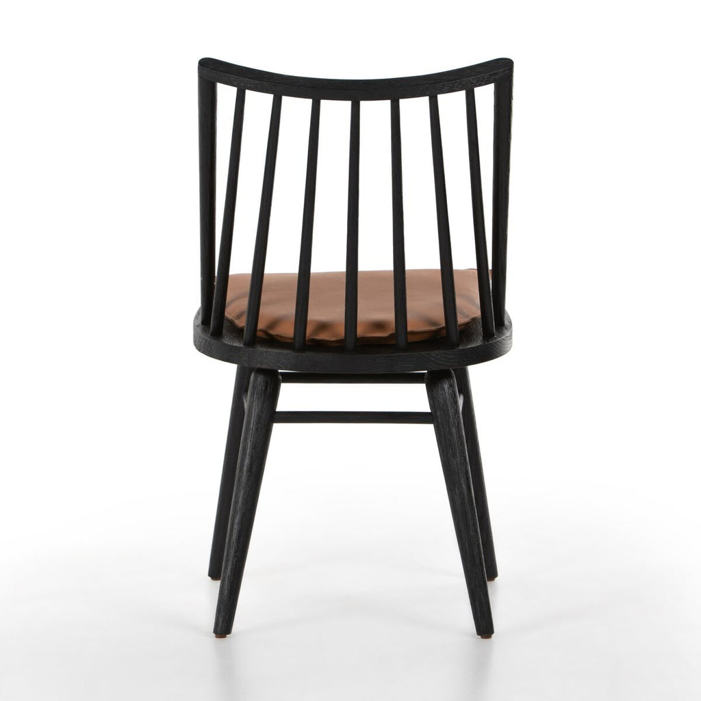 Fauteuil Windsor Lewis de Four Hands, noir, avec coussin couleur whisky.