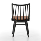 Fauteuil Windsor Lewis de Four Hands, noir, avec coussin couleur whisky.