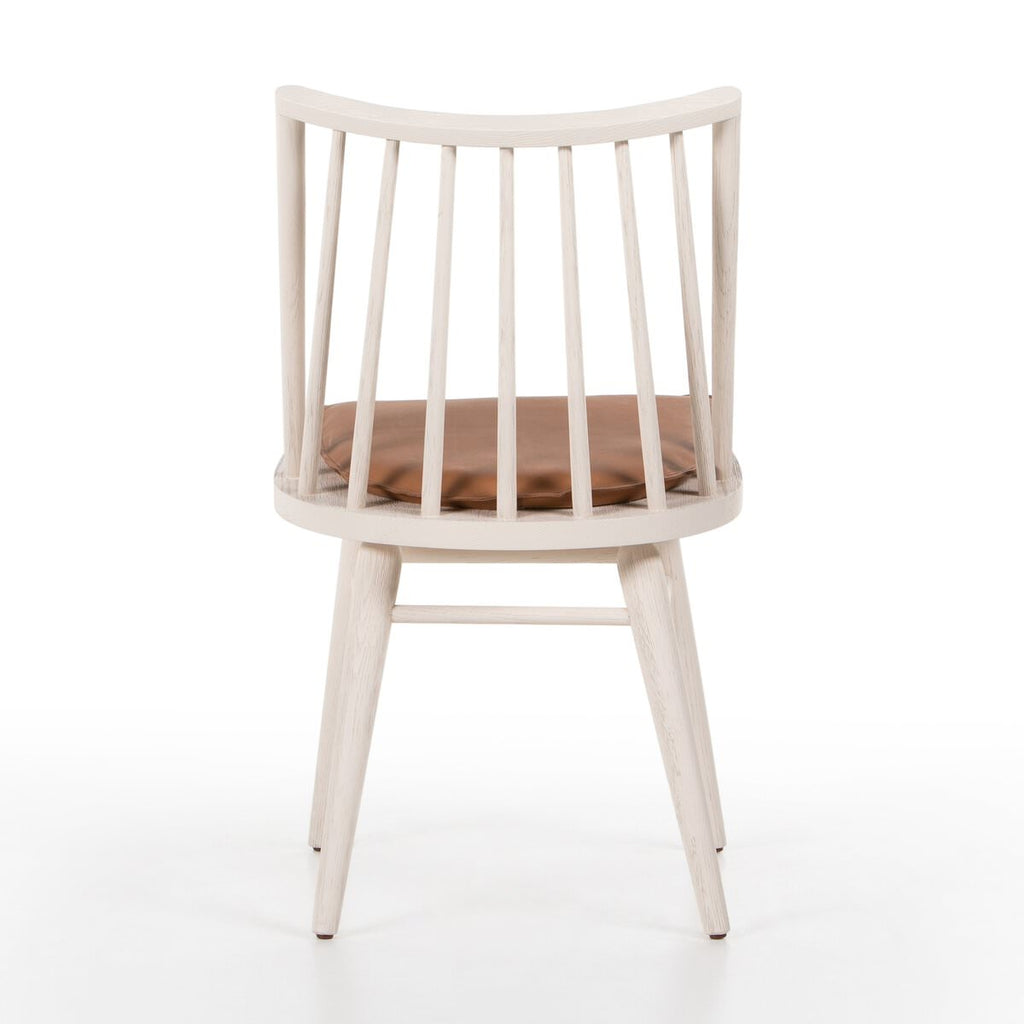 Fauteuil Windsor Lewis de Four Hands, couleur blanc cassé, avec coussin couleur whisky.