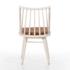 Fauteuil Windsor Lewis de Four Hands, couleur blanc cassé, avec coussin couleur whisky.