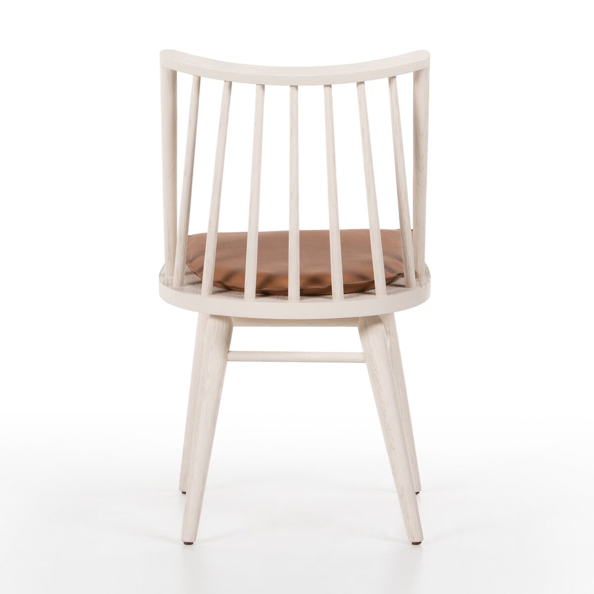 Fauteuil Windsor Lewis de Four Hands, couleur blanc cassé, avec coussin couleur whisky.