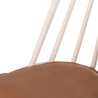 Fauteuil Windsor Lewis de Four Hands, couleur blanc cassé, avec coussin couleur whisky.