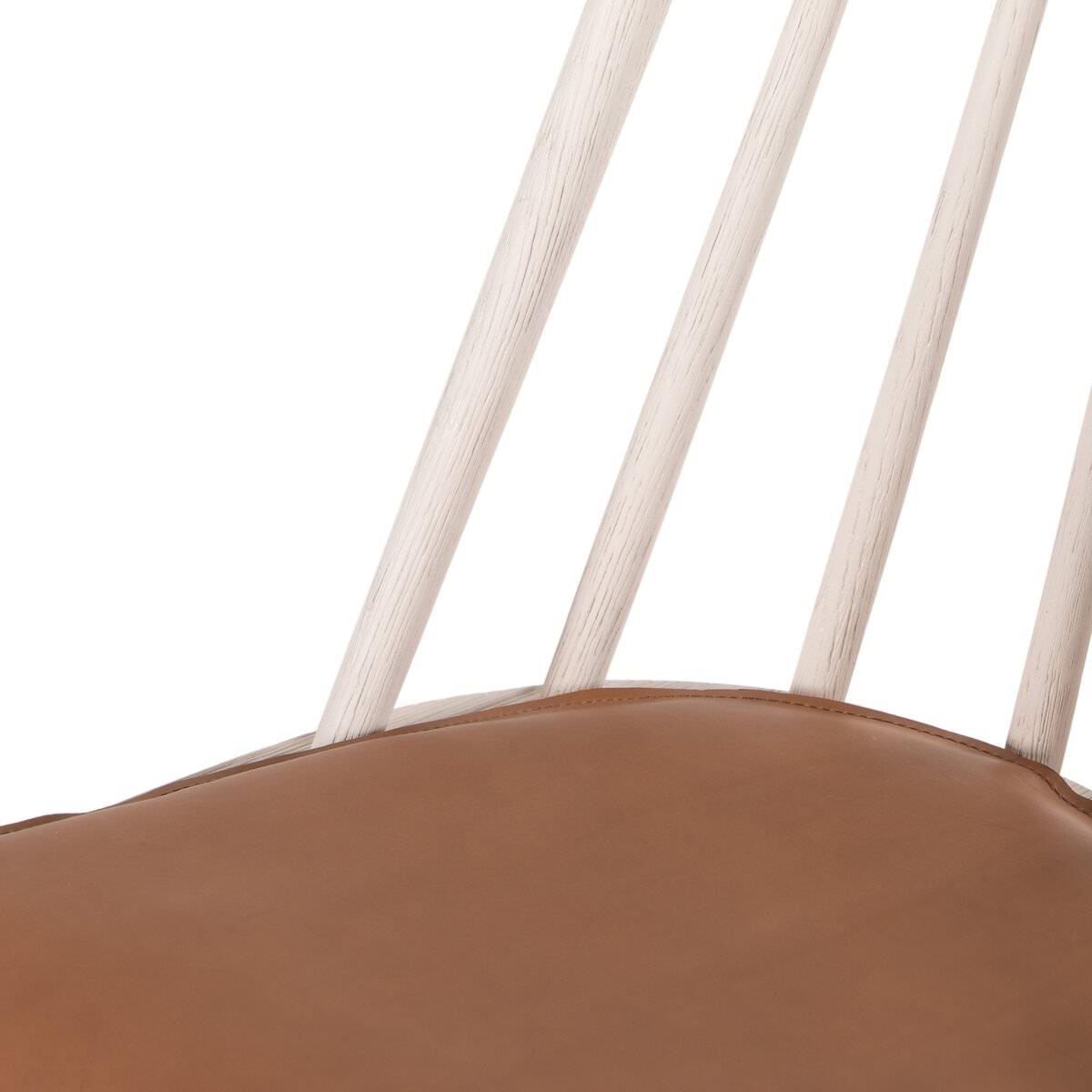 Fauteuil Windsor Lewis de Four Hands, couleur blanc cassé, avec coussin couleur whisky.