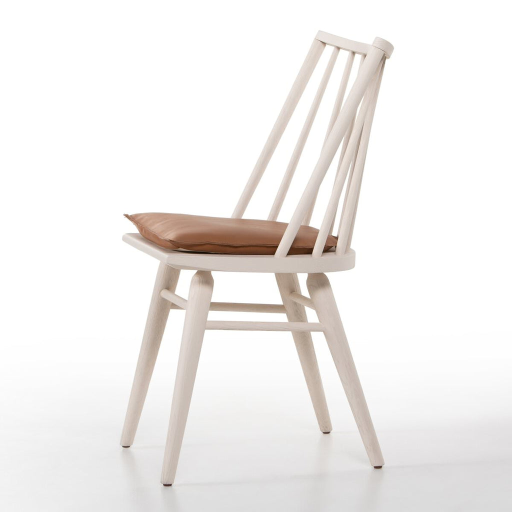 Fauteuil Windsor Lewis de Four Hands, couleur blanc cassé, avec coussin couleur whisky.