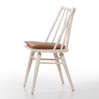 Fauteuil Windsor Lewis de Four Hands, couleur blanc cassé, avec coussin couleur whisky.