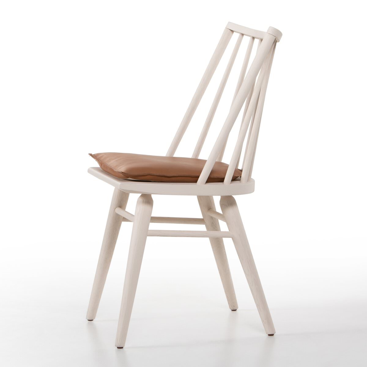 Fauteuil Windsor Lewis de Four Hands, couleur blanc cassé, avec coussin couleur whisky.