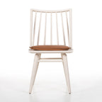 Fauteuil Windsor Lewis de Four Hands, couleur blanc cassé, avec coussin couleur whisky.