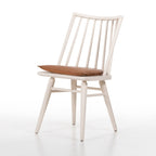 Fauteuil Windsor Lewis de Four Hands, couleur blanc cassé, avec coussin couleur whisky.
