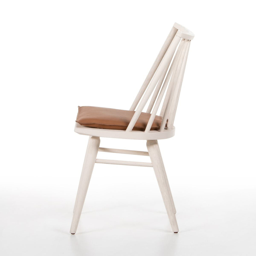 Fauteuil Windsor Lewis de Four Hands, couleur blanc cassé, avec coussin couleur whisky.