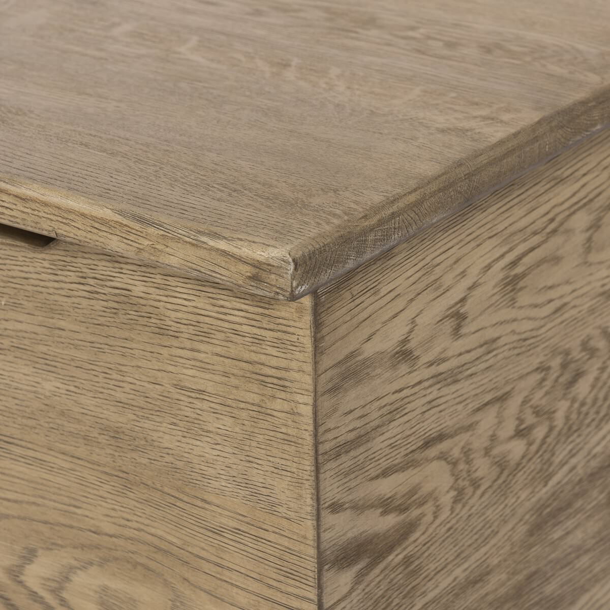 Coffre Four Hands Quintin en chêne vieilli