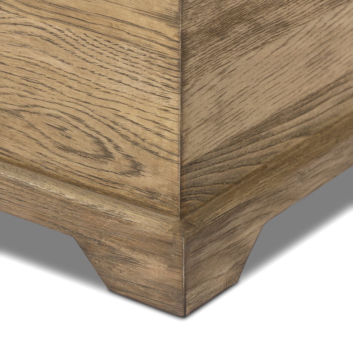 Coffre Four Hands Quintin en chêne vieilli