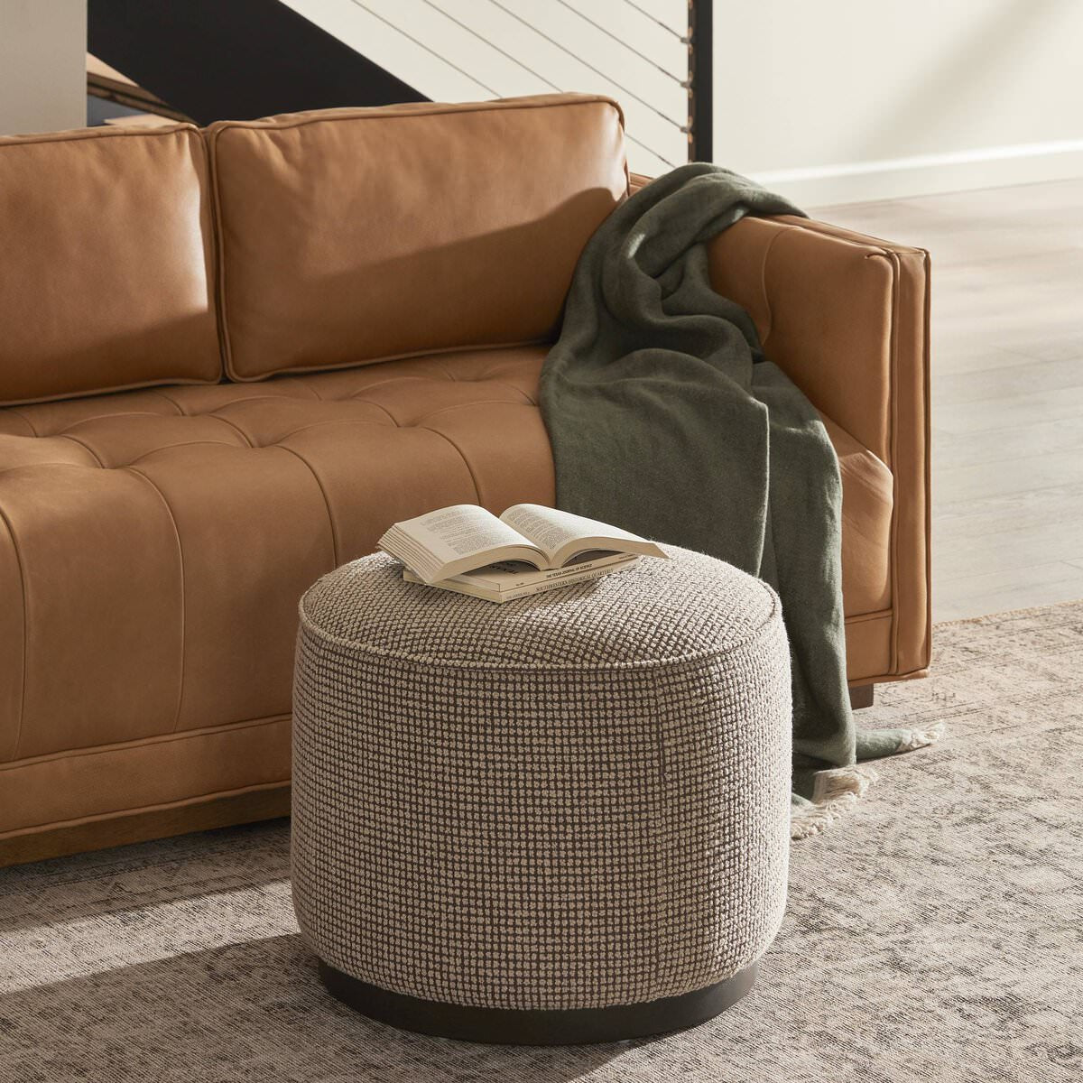 Pouf rond Four Hands Sinclair couleur taupe Barrow
