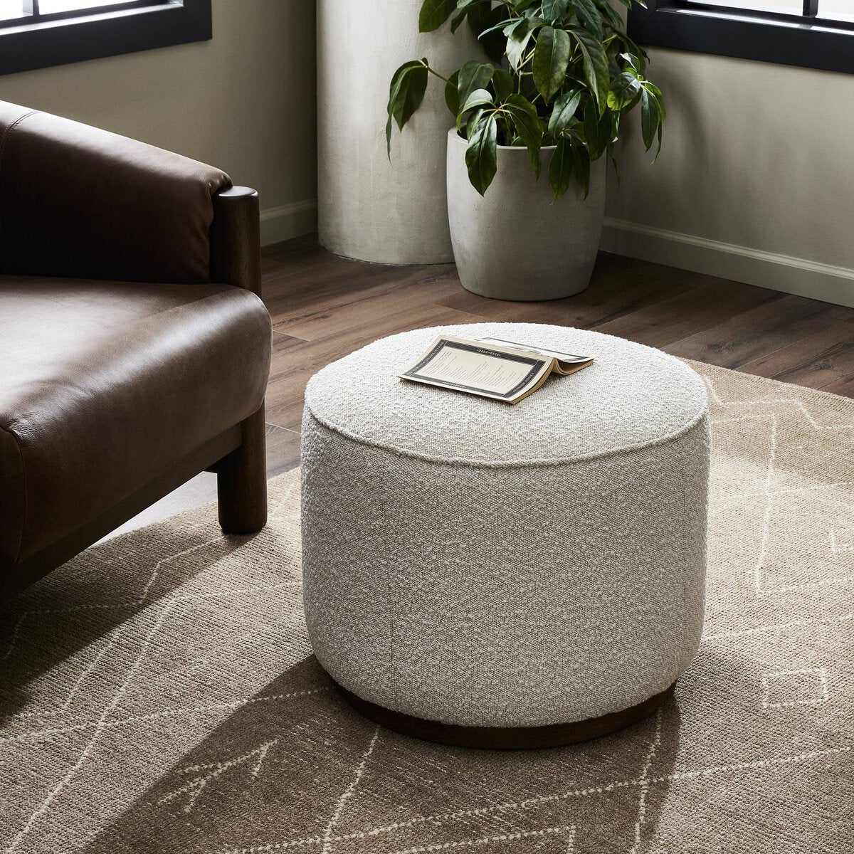 Pouf rond Sinclair de Four Hands, coloris Knoll Naturel