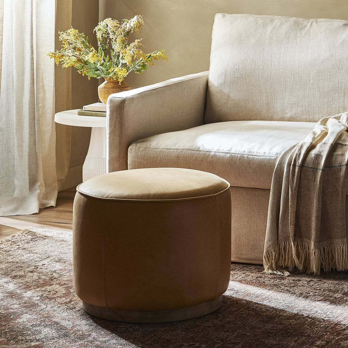 Pouf rond Four Hands Sinclair couleur caramel Palermo