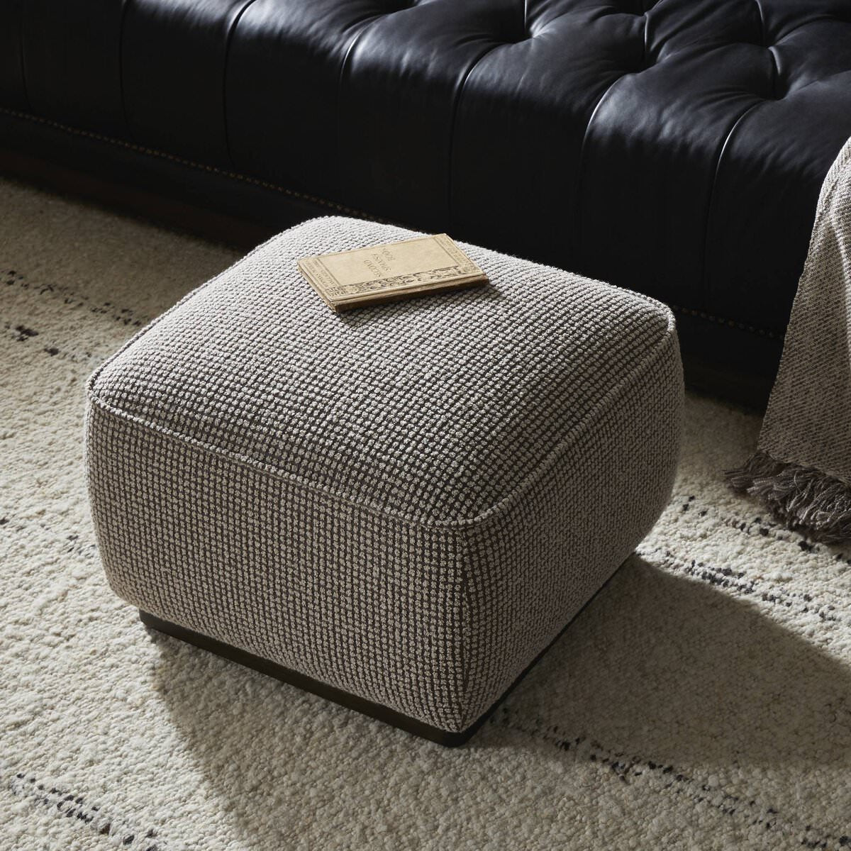 Pouf Four Hands Sinclair Square 21 en coloris Barrow Taupe