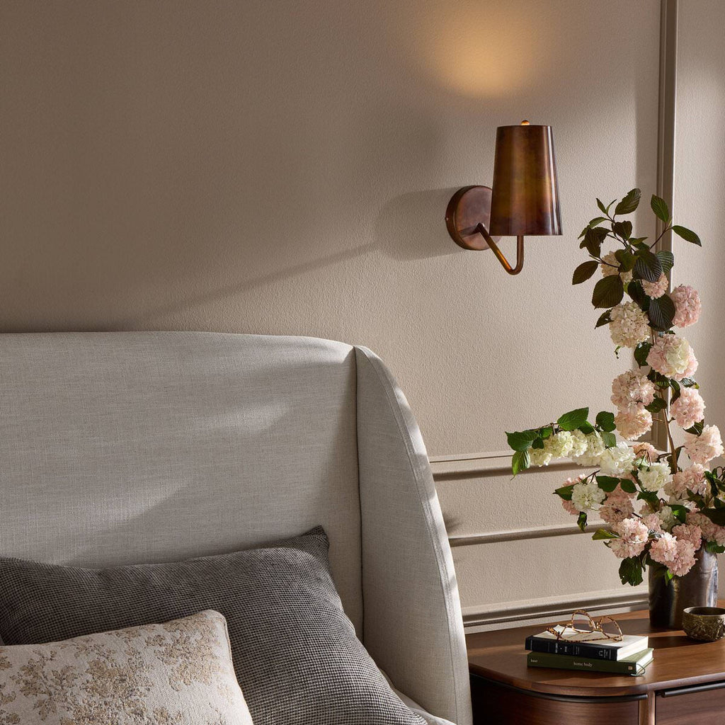 Applique murale Four Hands Vincennes en finition délavée à l'acide irisée