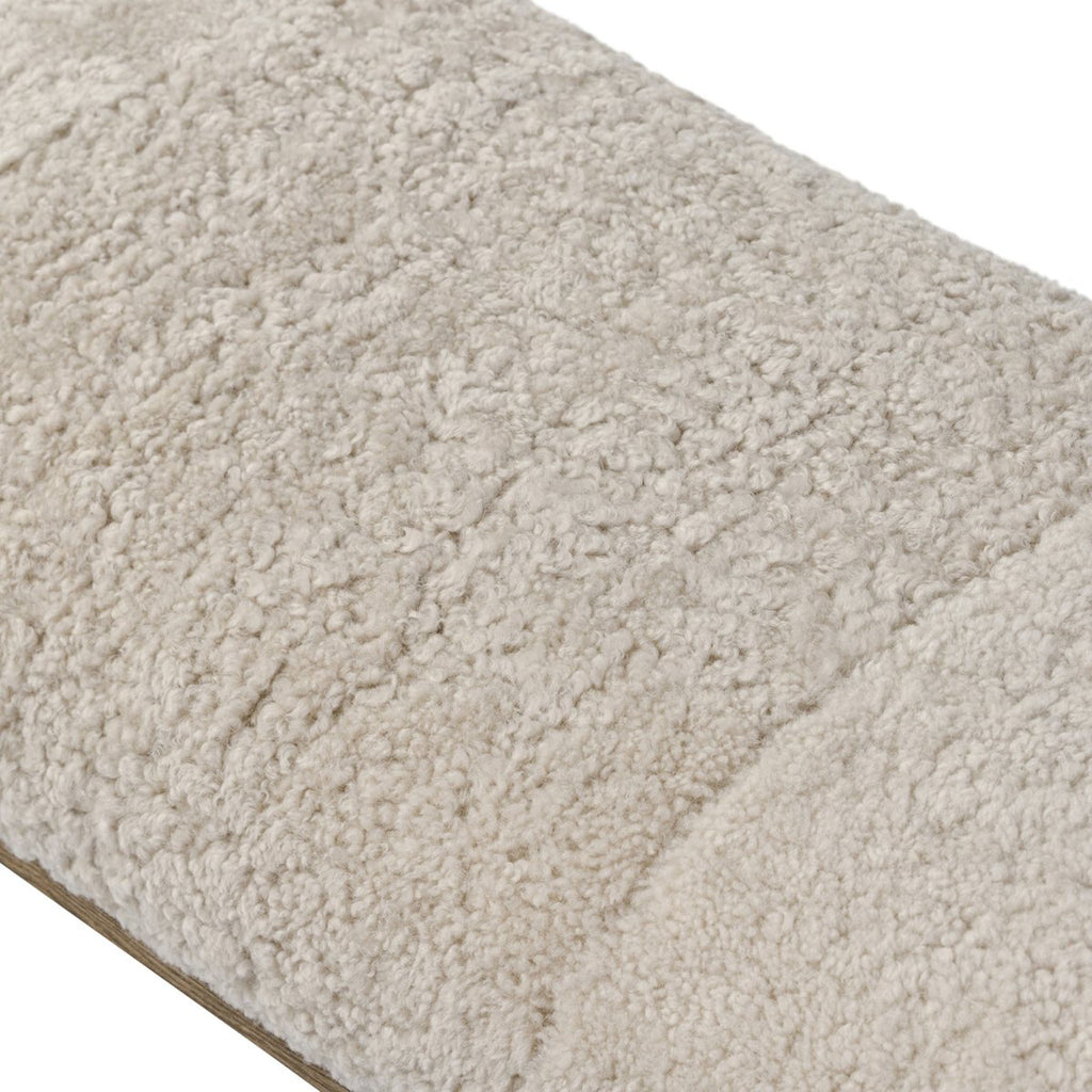 Banc d'appoint demi-châssis Amber Lewis x Four Hands en peau de mouton beige