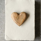 Cœur sculpté enraciné dans l'amour