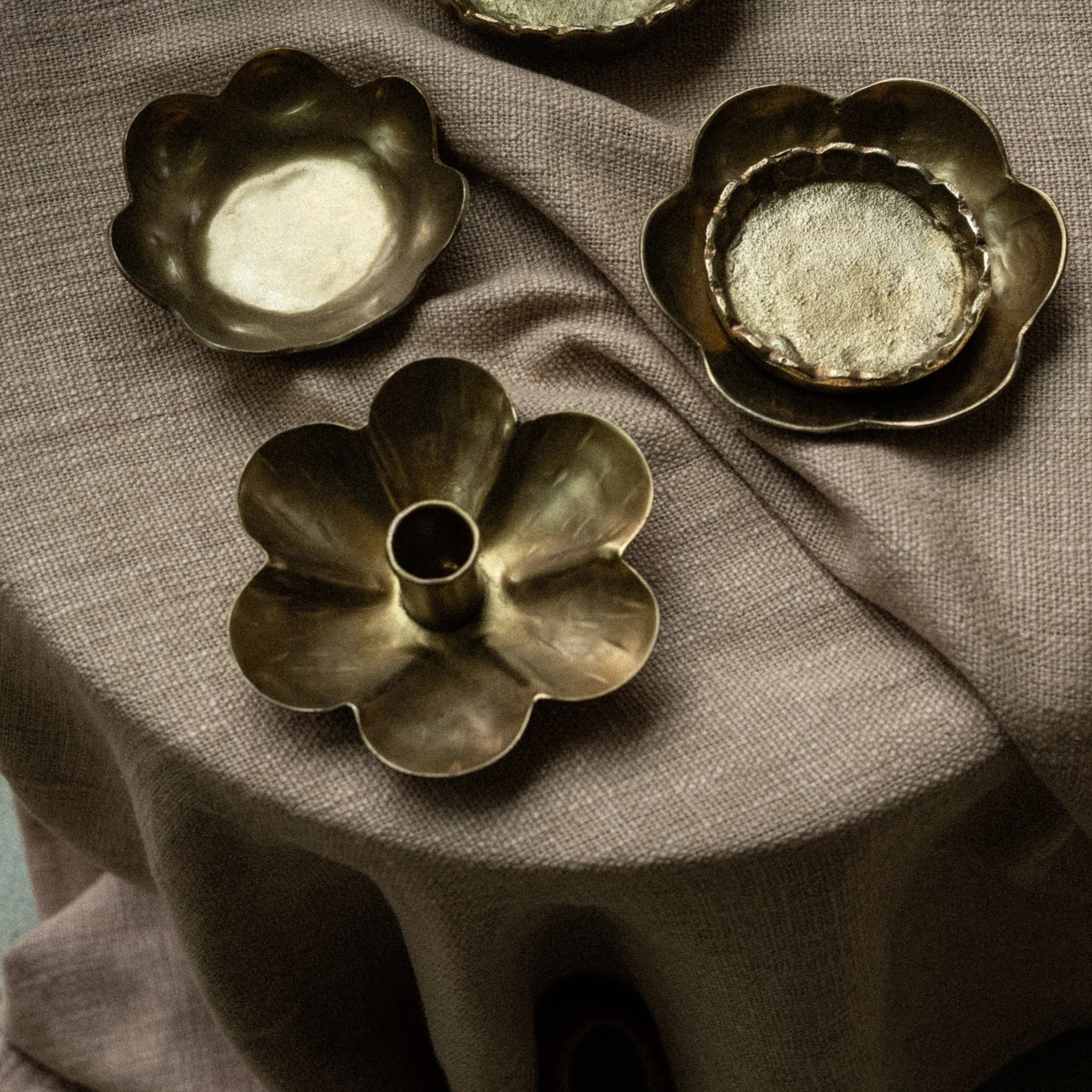 Porte-bougie en forme de fleur forgée