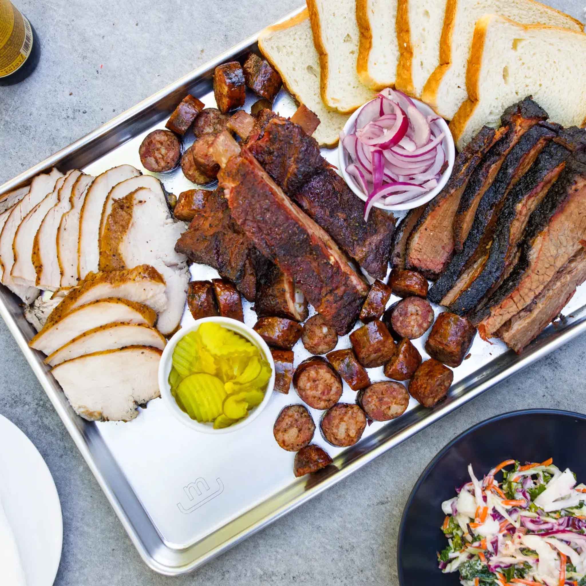 Cuisiné dans une demi-plaque à pâtisserie