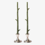 Paire de bougies en forme de bâtonnet d'érable dans la forêt